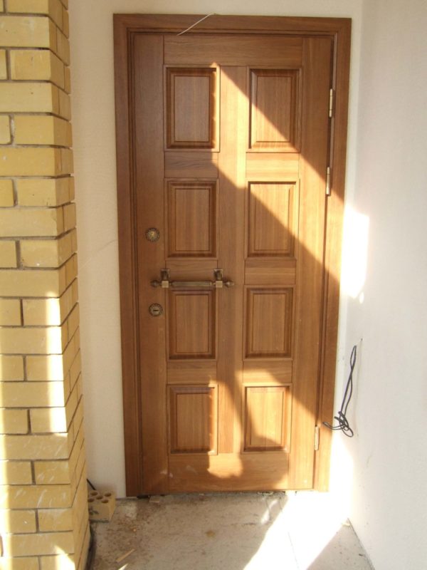 Входная уличная дверь из массива в частном доме