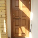 Входная дверь из массива в частном доме