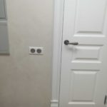 Шпонированая дверь белая с широким наличником