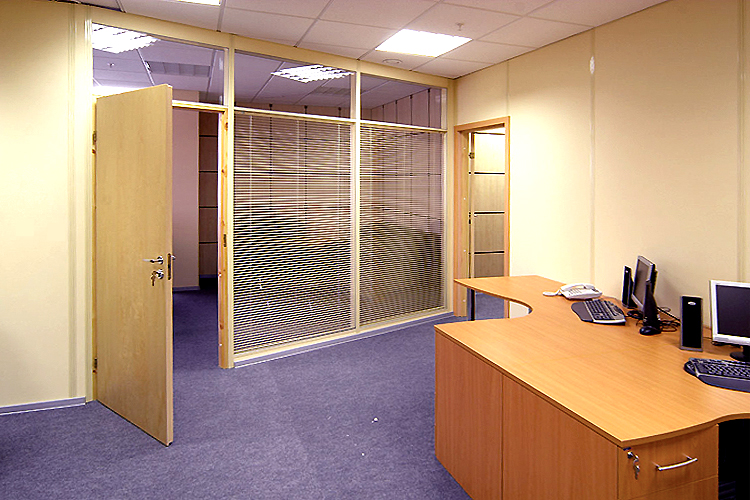 Офисные перегородки стеклянные с жалюзи и дверью